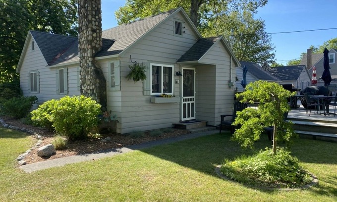 Ludington Apartment | Parkview Cottage #1 - 1/2 block to beach.