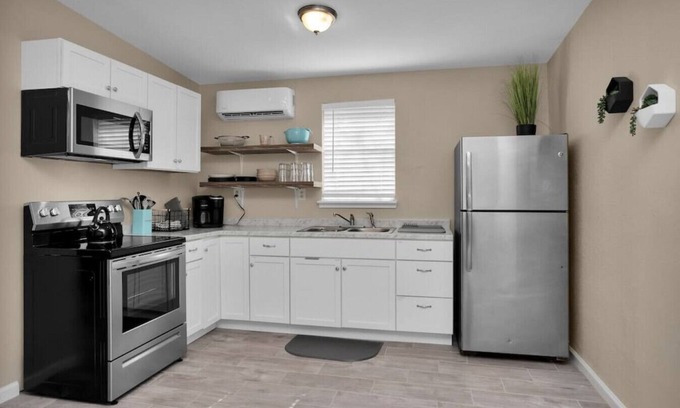 Conroe House | Parkway Apartment 2BR · 2-Br Guesthouse on 6 Peaceful Acres