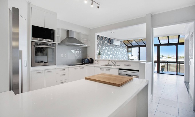 Parnell Apartment | Parnell Vista 2BR Apartment with Seaview