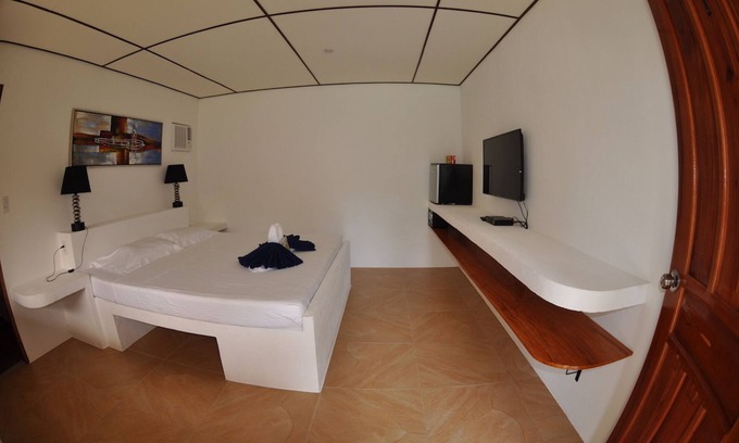 Basdiot Cottage | Parrot Resort Deluxe Room 1 - Moalboal