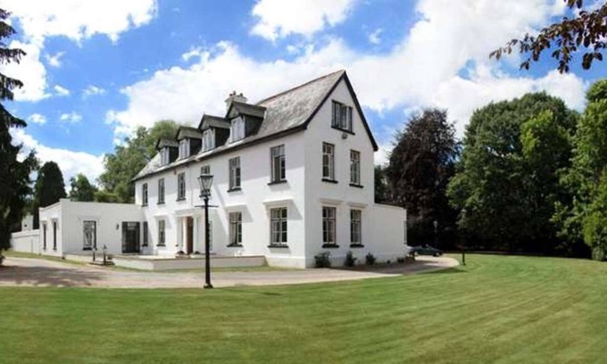 Fifield House | PART OF COUNTRY HOUSE WITH USE OF POOL AND PRIVATE GARDEN