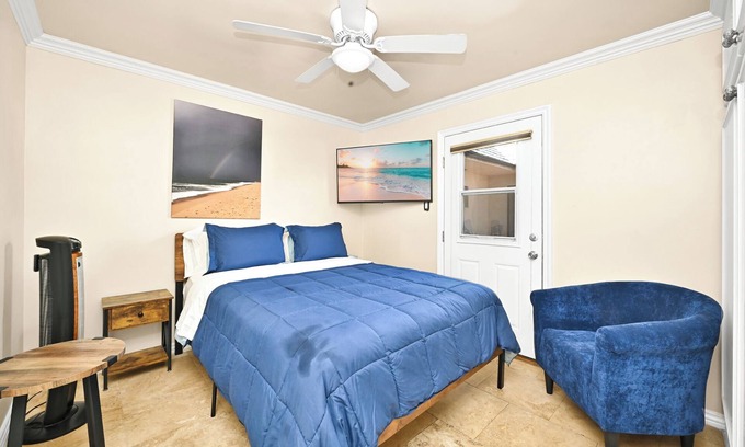 Balboa Peninsula Apartment | Partial Ocean View next to Boardwalk & Balboa Pier