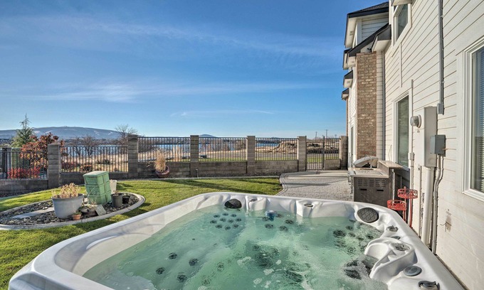 Tri-Cities Condo | Pasco Condo w/Columbia River Views + Hot Tub