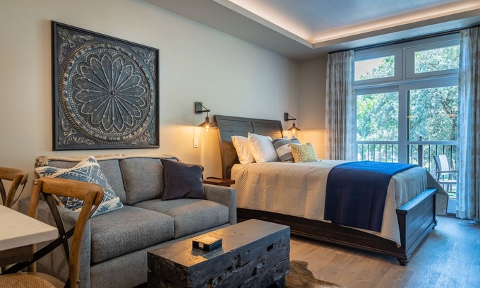 Paso Robles Apartment | Paso Park Suite 203-Downtown Paso Robles Park-Side Suite with Balcony!
