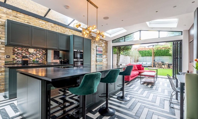 Canbury House | Pass the Keys | Gorgeous 4 bedroom with parking, Kingston, London