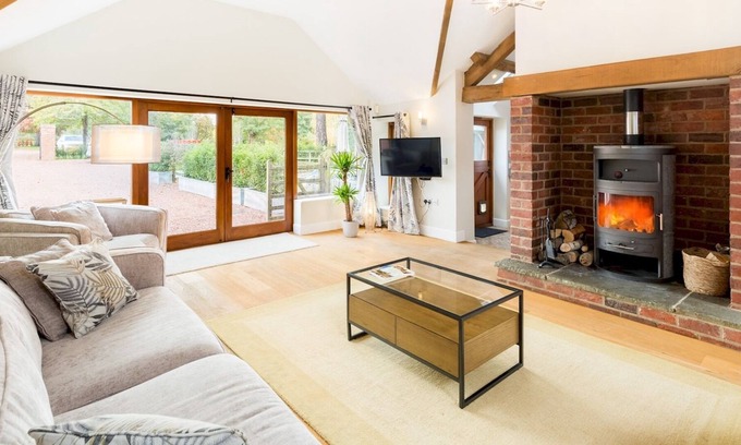 Ardens Grafton House | Pass the Keys | Spacious Country Cottage Hot Tub