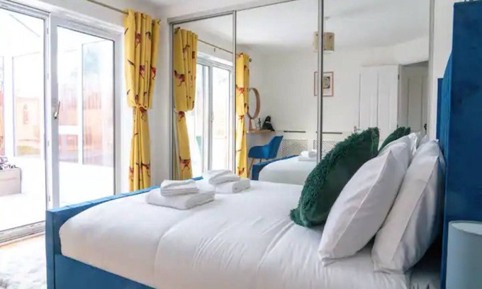 Dursley House | Pass the Keys | Renovated family home | Conservatory | Garden
