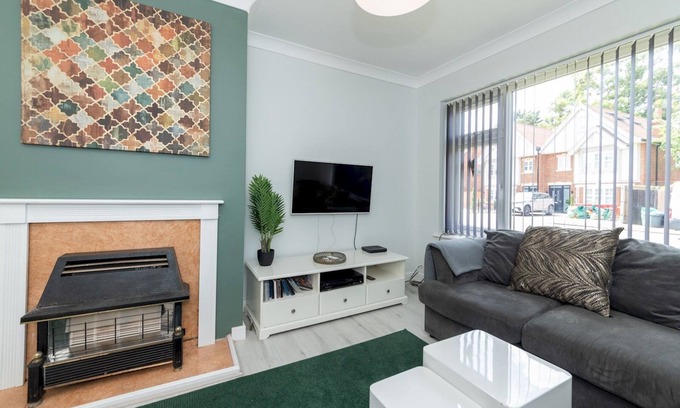 Winnersh Apartment | Pass the Keys | 2BDR Peaceful Ground Floor Apartment Free Parking