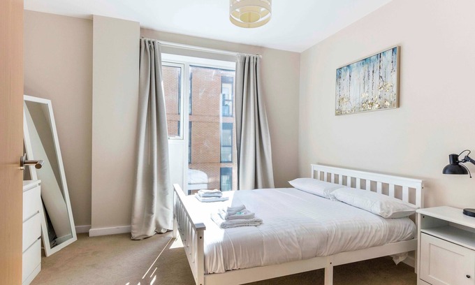 Trumpington Apartment | Pass the Keys | 2BR Modern Apartment with Free Parking