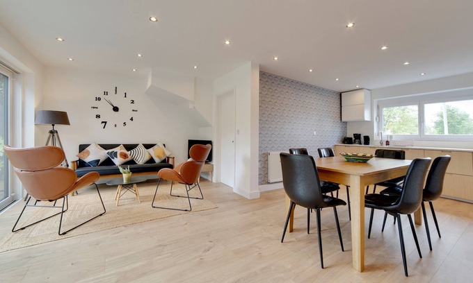 Trumpington House | Pass the Keys | 49 Byron Square Modern and Spacious 3 Bed Home with Free Parking