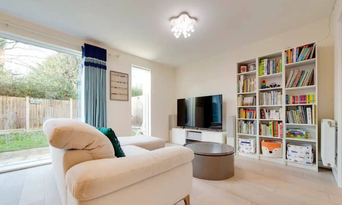 Trumpington House | Pass the Keys | 53 Austin Drive · Modern Townhouse near Addenbrookes | Own Parking