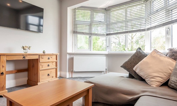 Chapeltown Apartment | Pass the Keys | Alwoodley Hub Serene Retreat