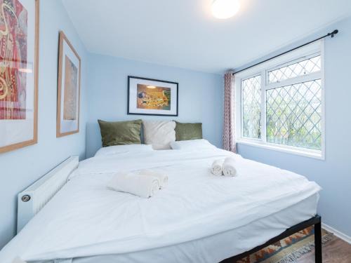 Lychpit Apartment | Pass the Keys Basingstoke Charming King Beds Flat in Basingstoke Sleeps 4
