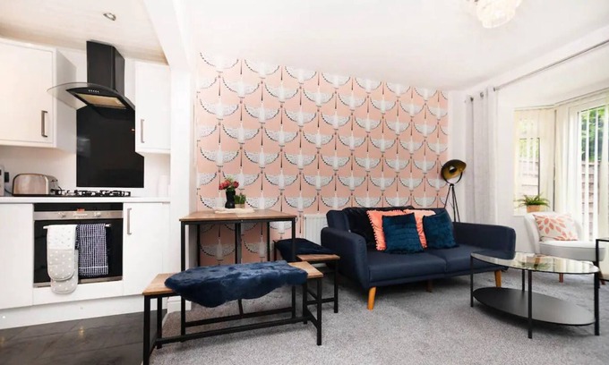 Broadheath House | Pass the Keys | Beautifully refurbished house close to Airport