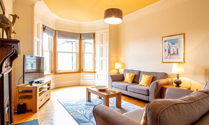 Morningside Apartment | Pass the Keys | Beautiful and Bright Georgian Style Morningside Apartment