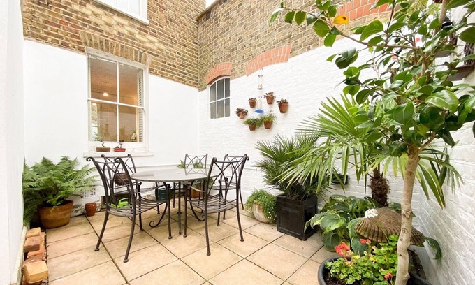 Vassall Apartment | Pass the Keys | Beautiful 2BR Apt, private garden