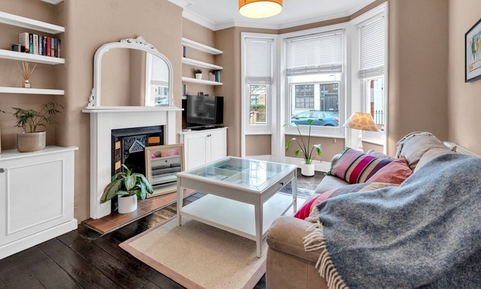 Munster Apartment | Pass the Keys | Beautiful Spacious Flat in Fulham