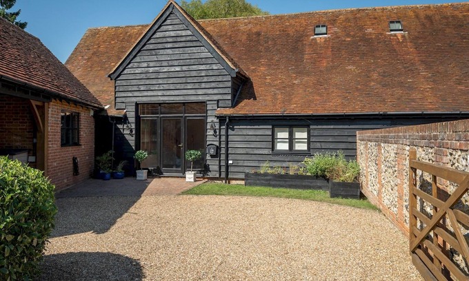 Lacey Green House | Pass the Keys | Bradenham Barn in The Chiltern Hills