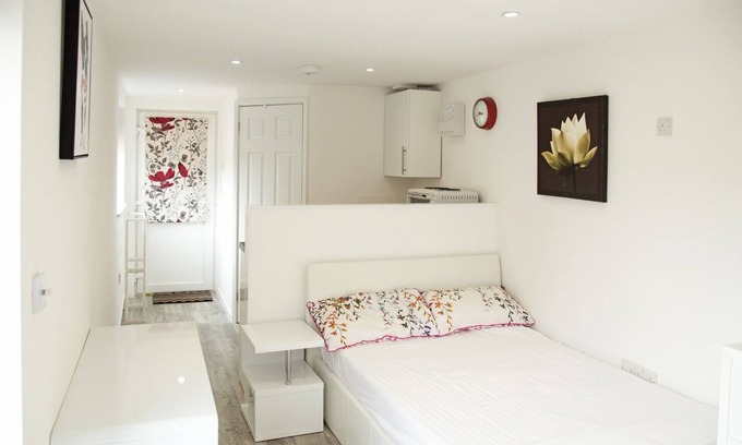 Cambridge House | Pass the Keys | Bright and Airy Garden Studio inc. Free Parking