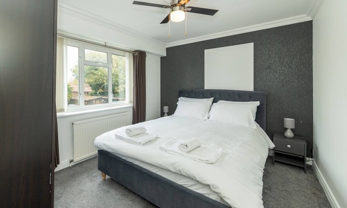 Tilehurst House | Pass the Keys | Bright House with Smart TV & Home Comforts