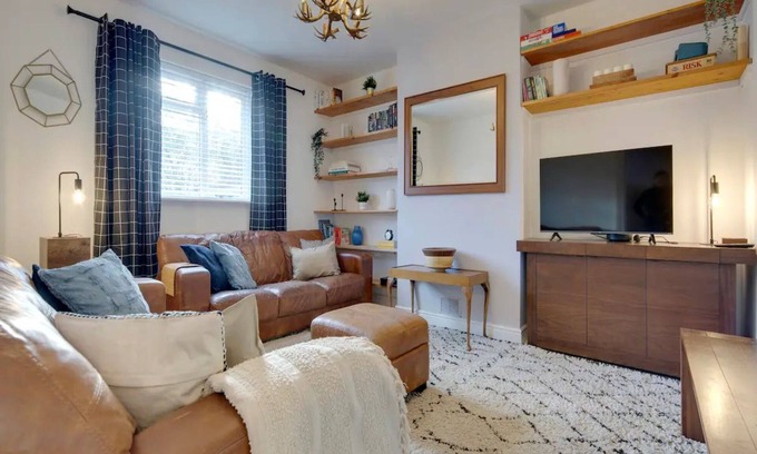 Cambridge House | Pass the Keys | Centrally located Victorian terrace Free parking