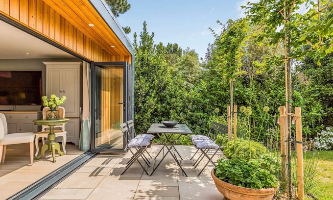 Bosham Apartment | Pass the Keys | Charming Bosham Garden Lodge