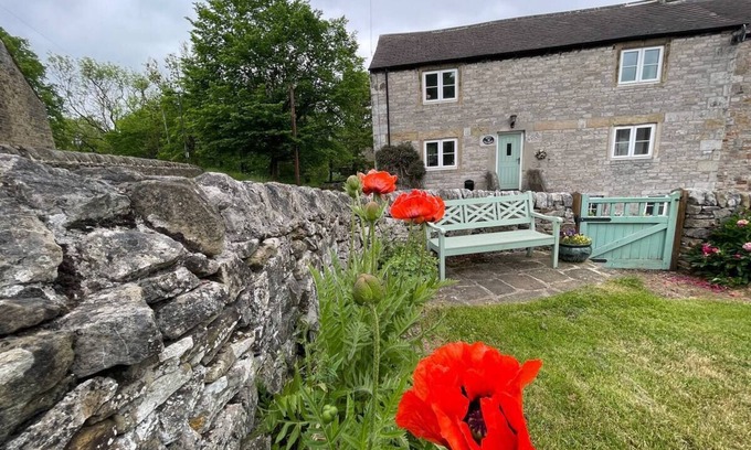 Hope Valley House | Pass the Keys | Charming Cosy Chocolate Box Stone Cottage