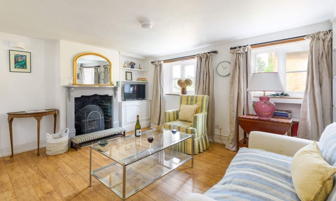 Bloxham House | Pass the Keys | Charming 16th Century Cottage in Central Bloxham