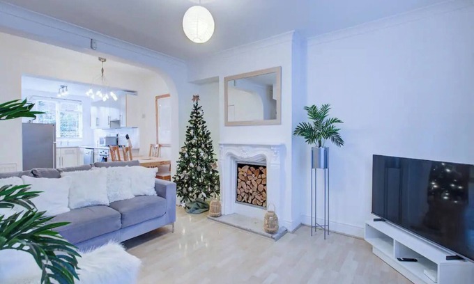 Plaistow South House | Pass the Keys | Charming 2 Bedroom House Good Transport and Parking