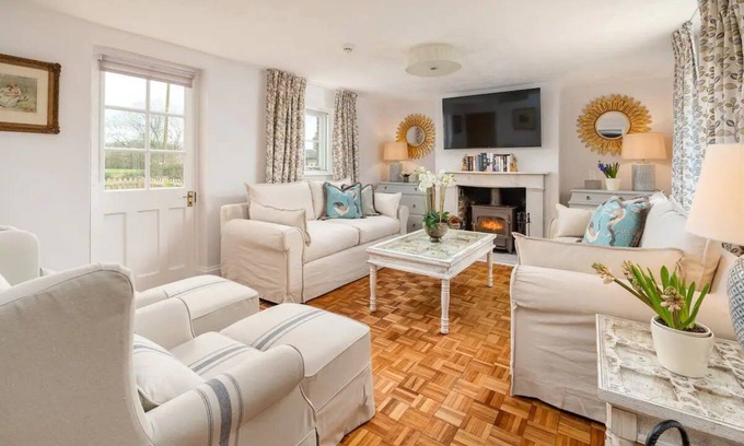 Ware House | Pass the Keys | Charming 4 Bed Cottage in Herts Countryside