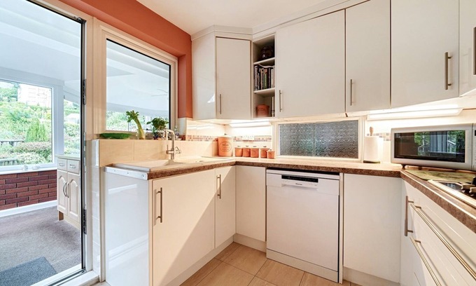 Exeter House | Pass the Keys | Close to Uni homely and suitable for families