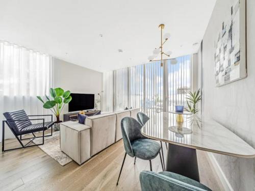 Munster Apartment | Pass the Keys Contemporary Fulham Penthouse with Large Balcony