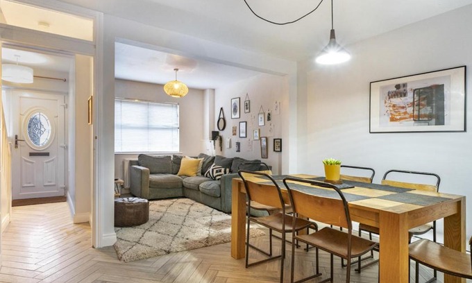 Ormeau House | Pass the Keys Cosy 2BR Home Ormeau Road Lots of Amenities