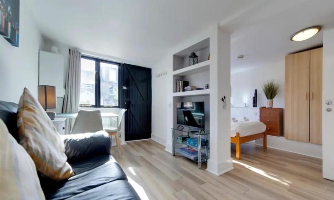 Cambridge House | Pass the Keys Cosy Cabin in Central Cambridge Free Parking