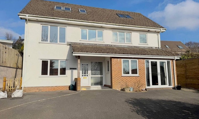 Reynoldston House | Pass the Keys | Countryside Retreat in Reynoldston Gower,Sleeps 10
