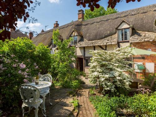 Mickleton House | Pass the Keys Dara Cottage 16th Century Thatched Cottage