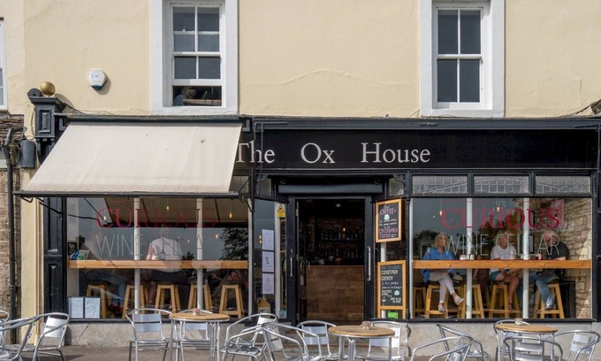 Northleach House | Pass the Keys | Delightful Millend Cottage | Parking | Patio