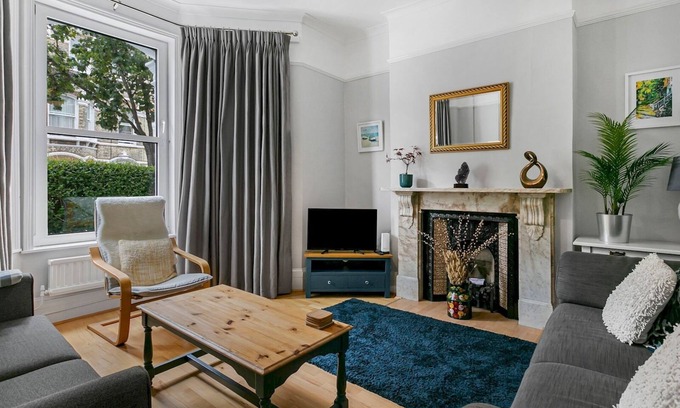 Northcote House | Pass the Keys | Elegant GetAway House in Vibrant Clapham Juction