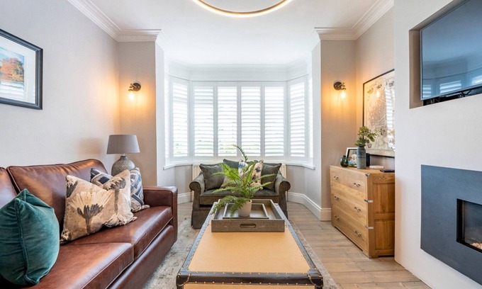 Belfast House | Pass the Keys | Exceptional Villa on Charming Tree-Lined Avenue