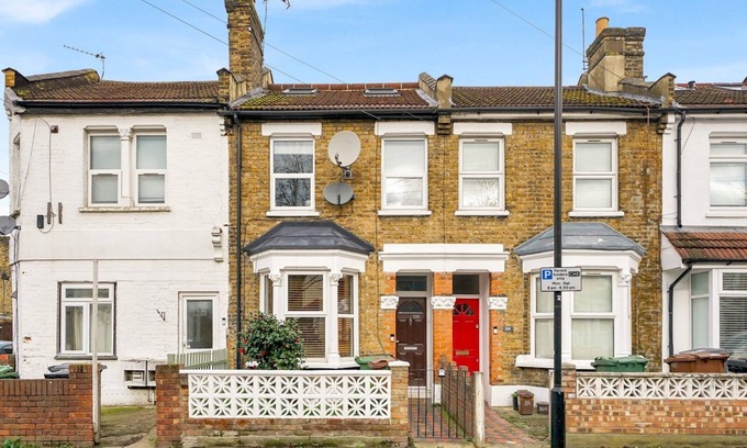 Newham House | Pass the Keys | Family home w/beautiful renovated kitchen!