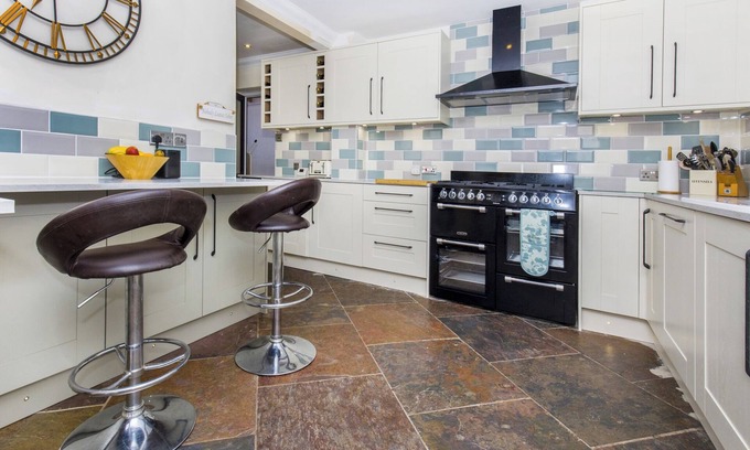 Cublington House | Pass the Keys | Home overlooking farmland