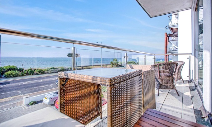 Westcliff-on-Sea Apartment | Pass the Keys | Stunning Sea Front Views