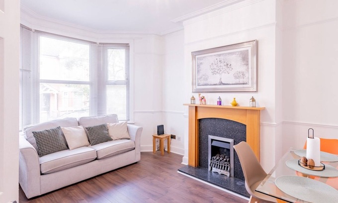 Westcliff-on-Sea Apartment | Pass the Keys | Comfortable Flat with Patio | Sleeps 4
