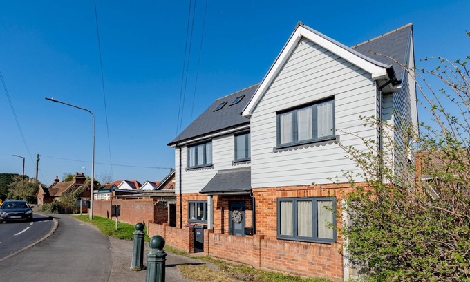 Hawkwell House | Pass the Keys | Hawkwell Retreat 5 Bedroom home | Hockley