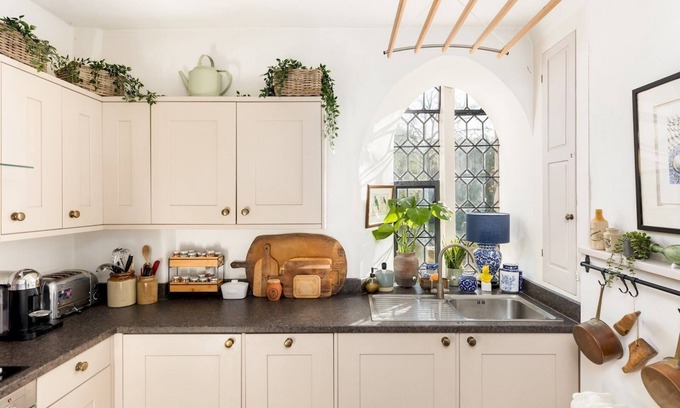 Warwick Town Centre Apartment | Pass the Keys | Historic 2Bed Chapel in Central Warwick