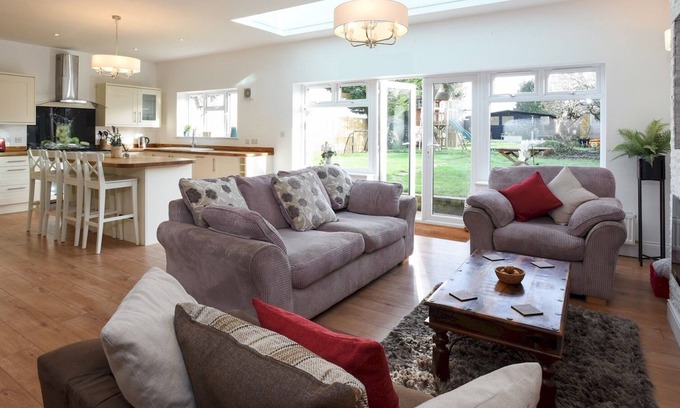 Waterlooville House | Pass the Keys | Huge 4bed - Sleeps 8 - Great Access To South Coast