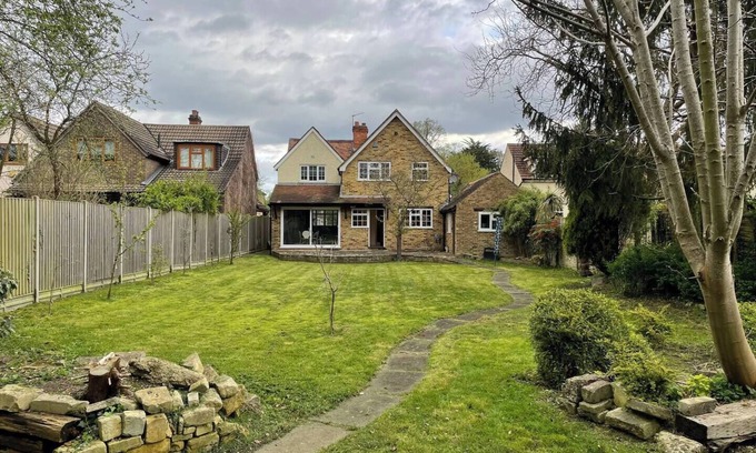Wraysbury House | Pass the Keys | Idyllic Home in Picturesque Village of Wraysbury