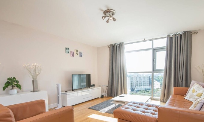 Cardiff City Centre Apartment | Pass the Keys | Incredible 2Bed Apartment with views & Free Parking