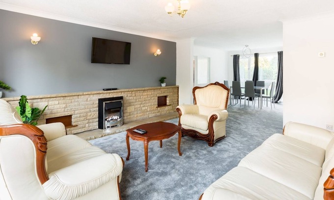 Barford House | Pass the Keys | Large 4 Bed House near Warwick with Parking