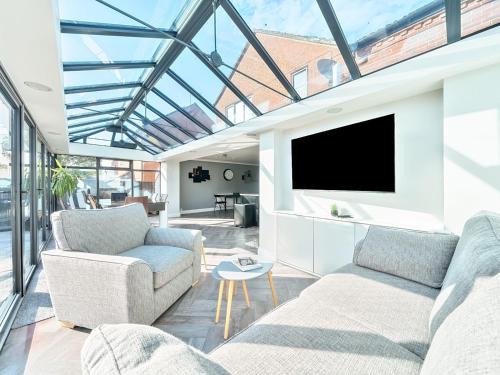 Sandford-on-Thames House | Pass the Keys Large Family Home Parking - Oxford